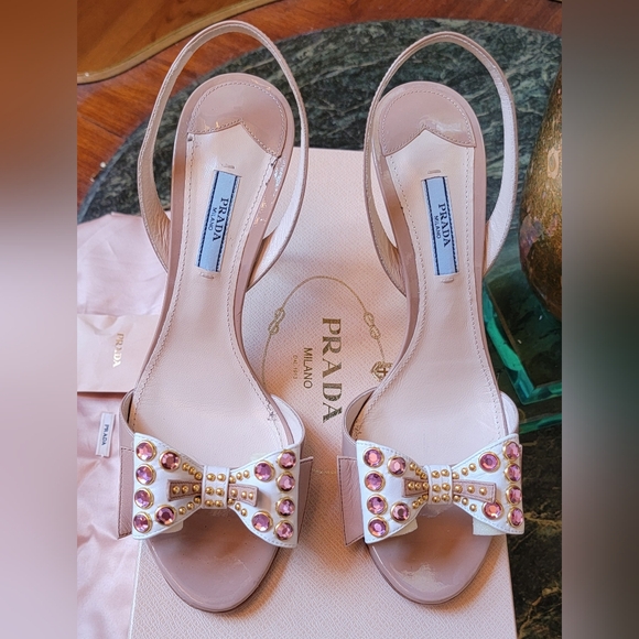 $900 NIB PRADA VERNICE NUDE LEATHER PINK CRYSTAL BOW GOLD HIGH HEEL SANDAL 9.5 - Picture 2 of 15
